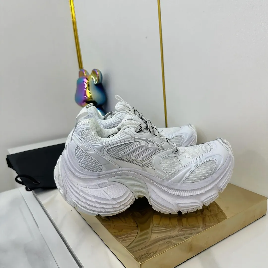 👟👟Ex-factory price 680👟👟 Balenciaga Balenciaga CARGO 6XL Sneakers Round-toe lace-up Low-cut lifestyle mesh lace-up Low-cut catwalk retro Balenciaga is always at the forefront of fashion. This model has huge size and eye-catching design. It is in line with the current "" trend. It uses an all-black color scheme to create a low-key yet gorgeous effect. The 6XL size makes it a conspicuous presence in the market. Suitable for people who pursue individuality. The products released this time once again reflect their innovation capabilities. They are made of microfiber and mesh. Its avant-garde design, exaggerated volume and reflective details give it a special silhouette. It is made of mesh material, which brings good foot feel, comfortable and breathable. The appearance still adopts the classic shape. The shoe body is fashionable and easy to wear. Item No.: 815859 W2MV2 1012 Size: 35-46